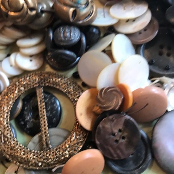 Huge Lot Of Vintage Buttons ~ Brass, Wood, Mother Of Pearl Etc. - Picture 6 of 9